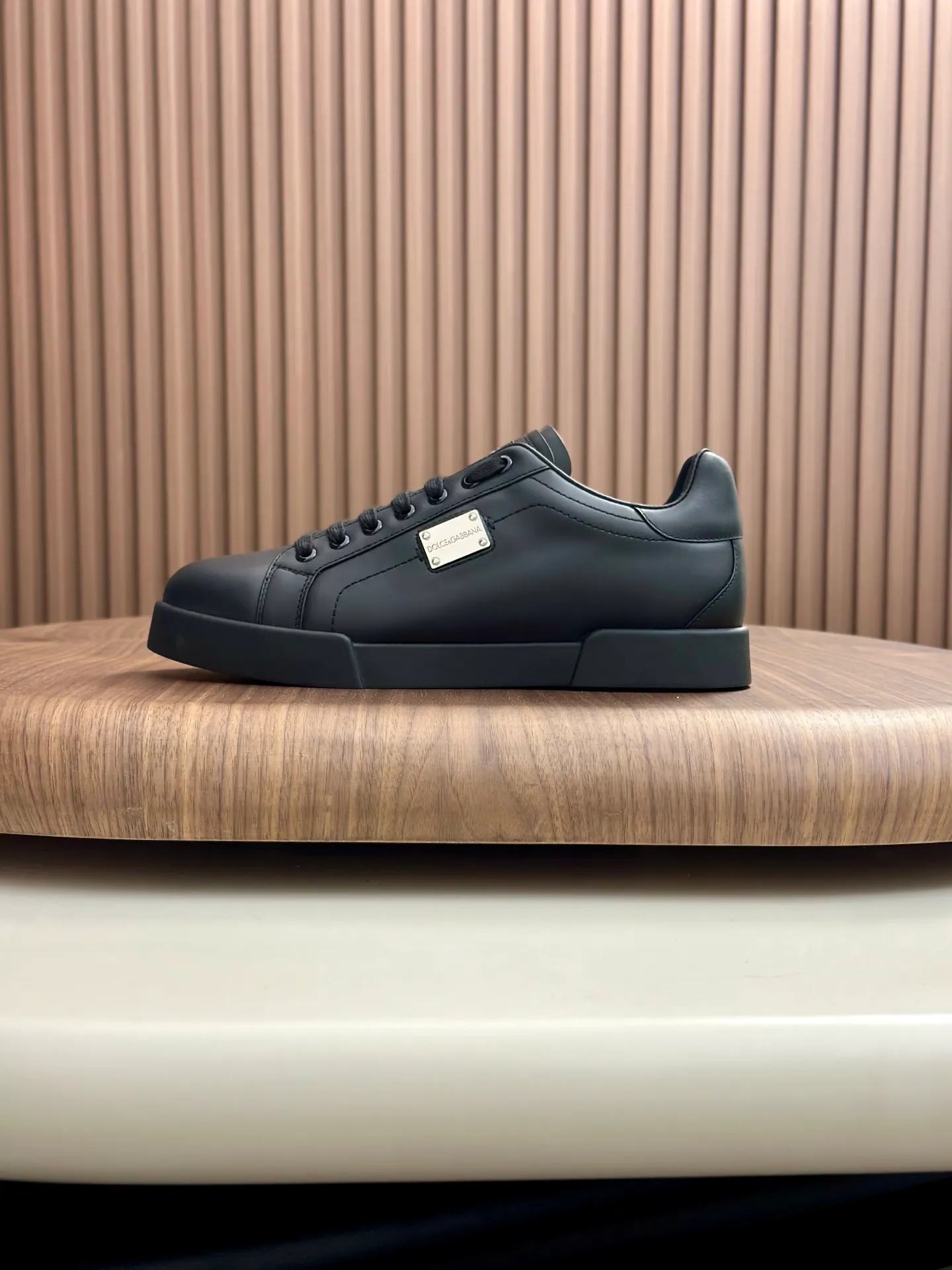New product 💰800 DG Dolce & Gabbana men's shoes 💰ortofino calfskin sneakers ♞size; 39~44 (customized 38.45.46) Iconic men's shoes 💰ortofino series of sneakers, classic and timeless style, now presented with fashionable details. The calfskin engraved DG logo is a subtle finishing touch. Men's shoes💰ortofino calfskin sneakers: